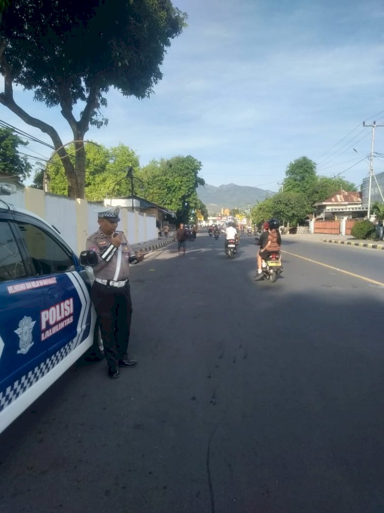 Unit Kamsel Sat Lantas Polres Sikka Lakukan Penerangan Keliling di Kota Maumere