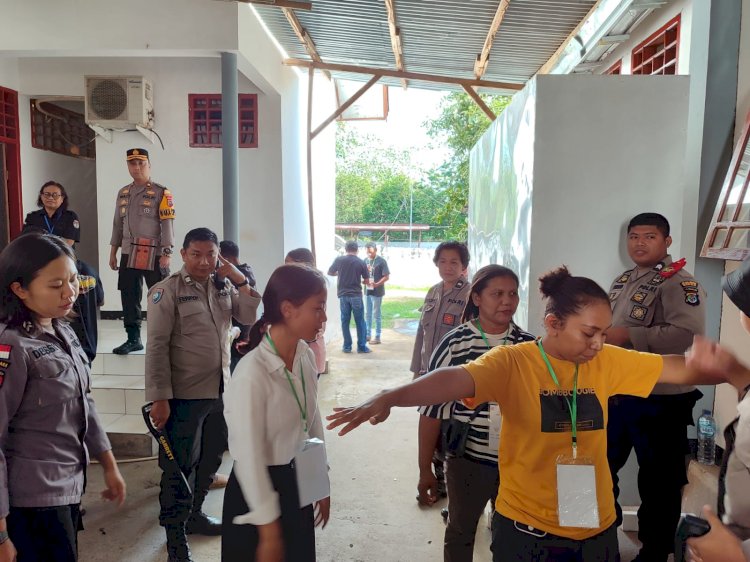 Polres Sikka Terjunkan Polwan, Cek Para Pekerja Sortir dan Lipat Surat Suara Pemilu 2024