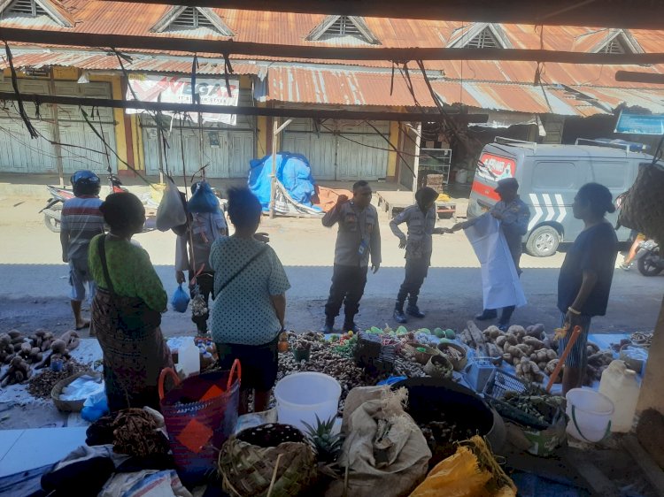 Ops Lilin, Satgas Preemtif Sat Binmas Polres Sikka Patroli dan Himbauan di Pasar Alok Maumere