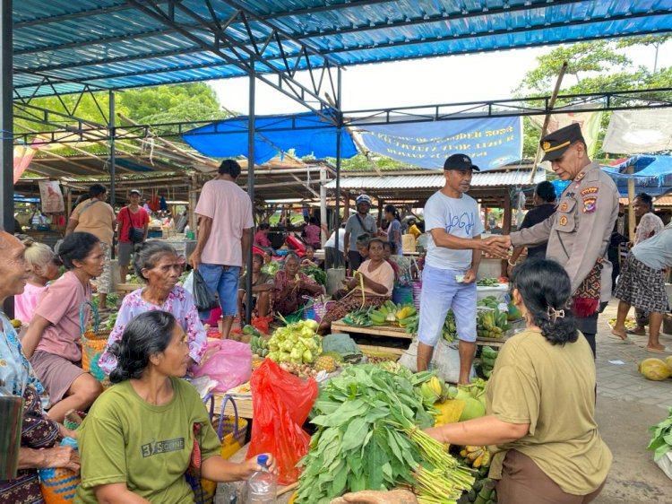 Ops Lilin, Kasat Binmas Bersama Personilnya Patroli dan Himbauan di Pasar Alok Maumere