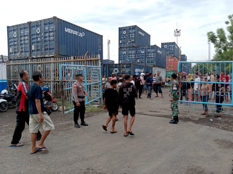 Pengamanan Kedatangan dan Keberangkatan KM SIRIMAU di Pelabuhan Maumere