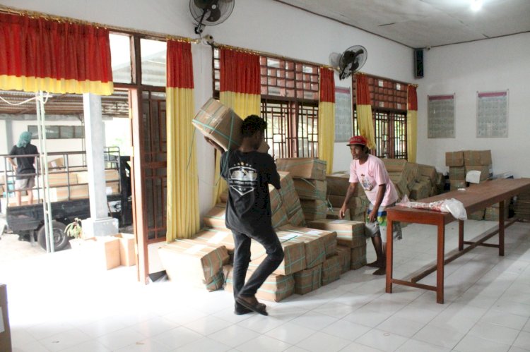 Sat Intelakam Polres Sikka Monitoring Kedatangan Logistik Pemilu ke Gudang KPU Sikka
