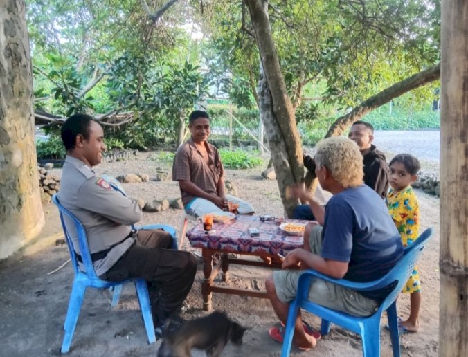 Bhabinkamtibmas Desa Hokor Lakukan Sambang dan Patroli Dialogis untuk Meningkatkan Kondusifitas Kamtibmas