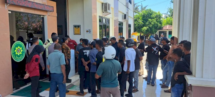 Pengamanan Sidang Perdana Kasus Penganiayaan yang Berujung Meninggal Digelar di Pengadilan Negeri Maumere