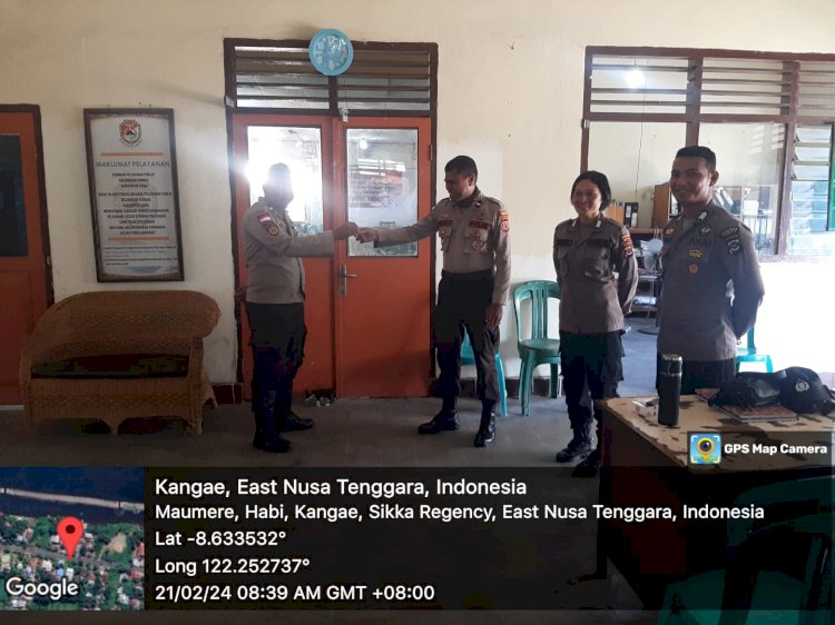 Anggota Polres Sikka Lakukan Pengamanan Rapat Pleno Penghitungan Suara Pemilu 2024 di Kantor Camat Kangae, Kabupaten Sikka