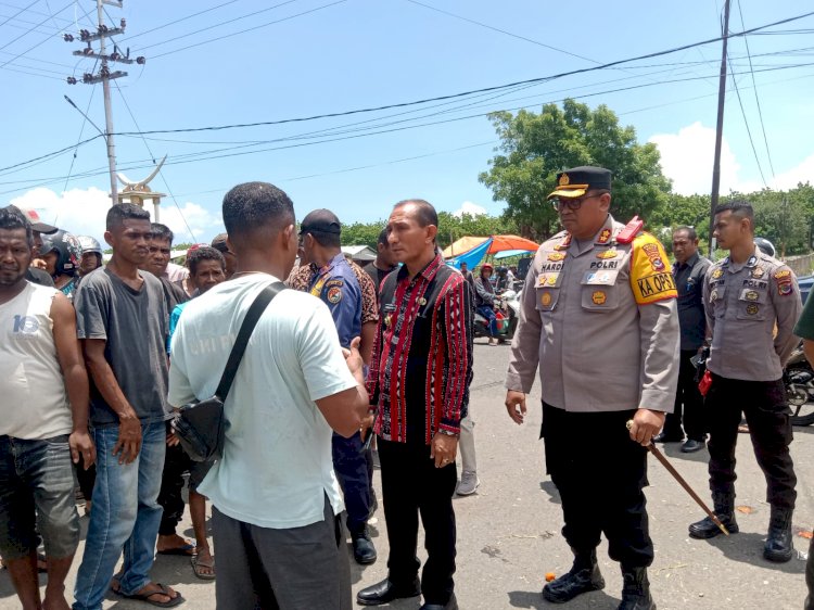 Aksi Protes Pedagang Pasar Alok Berujung Damai Setelah Bertemu dengan Pj Bupati dan Kapolres Sikka
