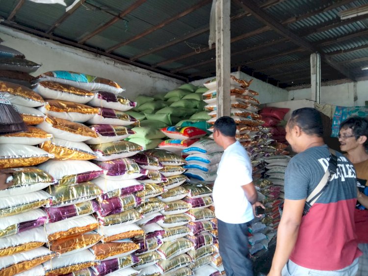 Menjelang Hari Raya Idul Fitri, Polres Sikka Lakukan Monitoring Harga Sembako di Pasar Alok Maumere
