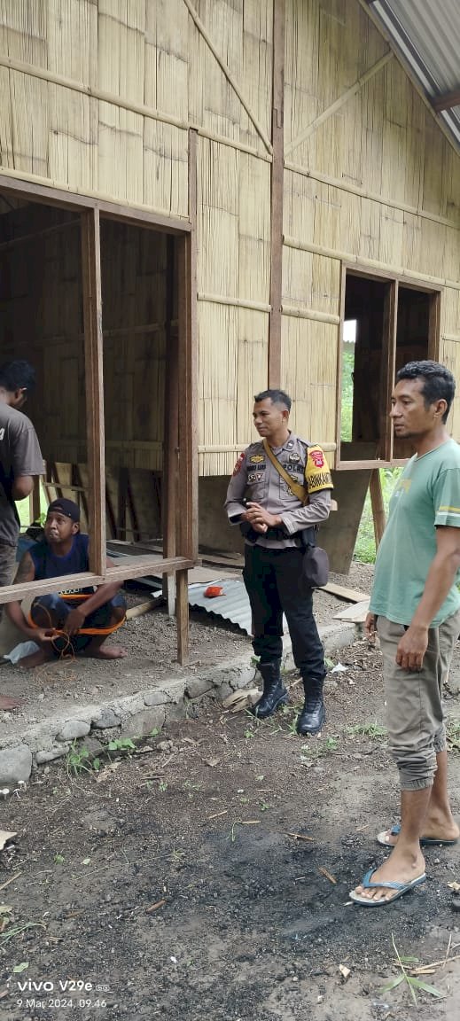 Bhabinkamtibmas Desa Hepang Lakukan Patroli Sambang Guna Menciptakan Kamtibmas yang Kondusif