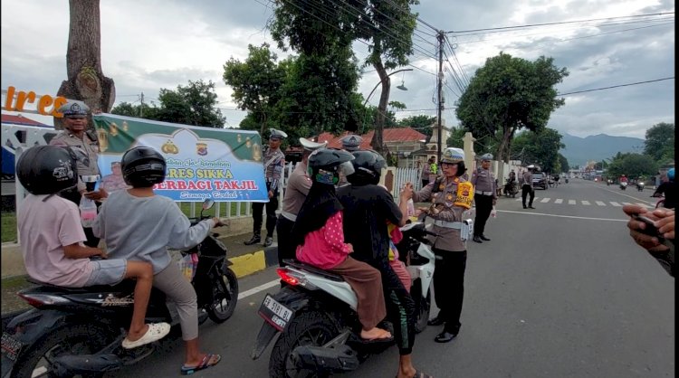 Polres Sikka Sambut Ramadan dengan Kebaikan: Pembagian Takjil di Jalan Ahmad Yani 1, Maumere
