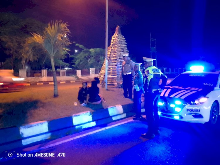 Anggota Satuan Lalu Lintas Polres Sikka Lakukan Patroli dan Pengaturan Arus Lalu Lintas Selama Bulan Ramadan