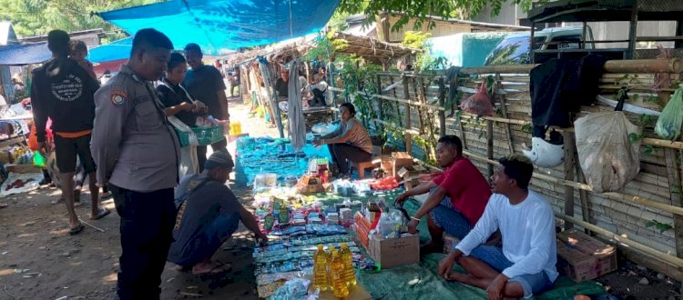 Bripka Alvian Rio Manaya Mantapkan Pengamanan Pasar Mingguan di Desa Reroroja