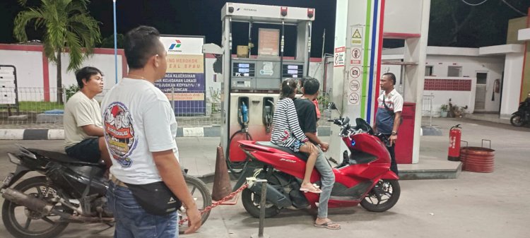 Sat Reskrim Polres Sikka Memeriksa Kelayakan BBM di Depot SPBU untuk Menjamin Keamanan Mudik