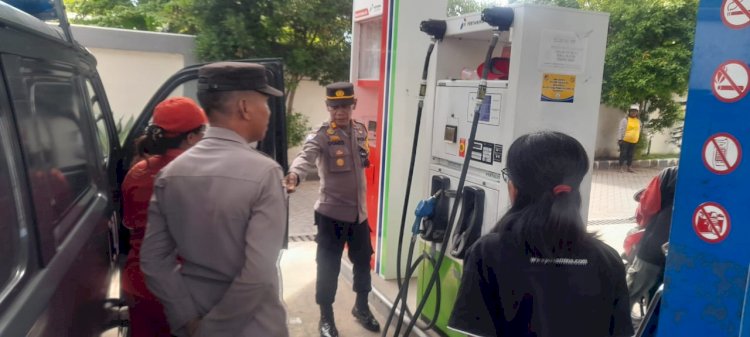 Kasat Binmas Polres Sikka Himbau Petugas SPBU untuk Menjaga Ketertiban dalam Pengisian BBM