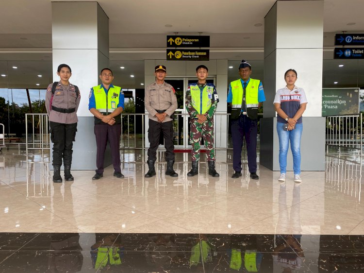 Pengamanan Aktivitas Bandara Frans Seda Maumere Oleh Personil Posyan Bersinergi Dengan Instansi Lainnya