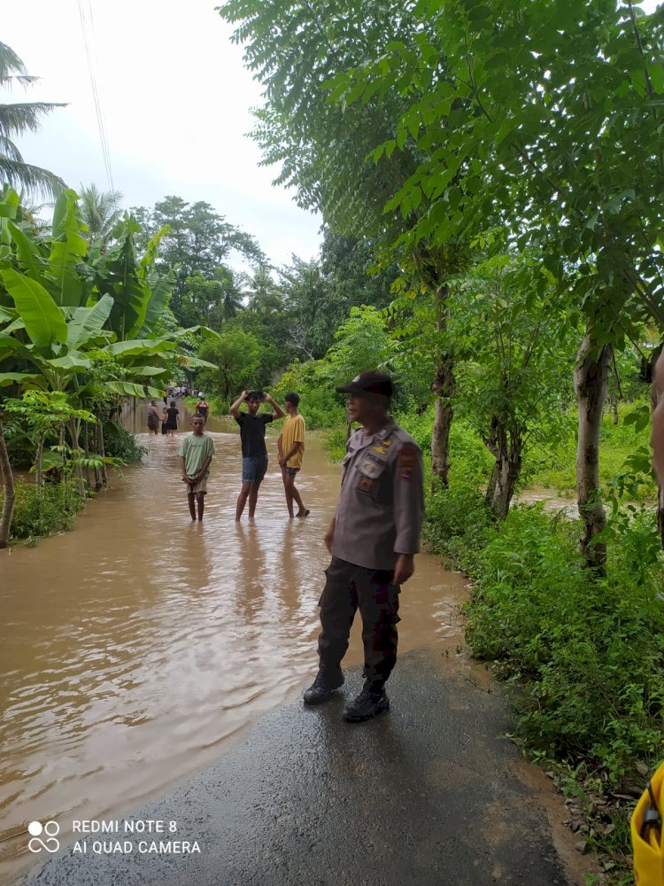 Banjir dan Longsor  Akibat Curah Hujan Tinggi, Polsek Kewapante Tinjau Langsung Lokasi Terdampak