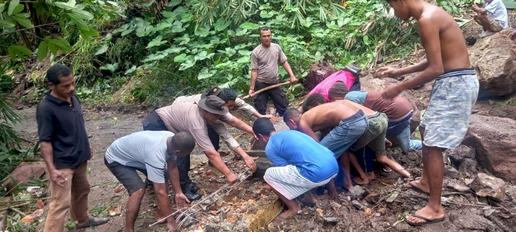 Bersama Warga, Personil Polri Bersihkan Material Longsor di Desa Hewokloang