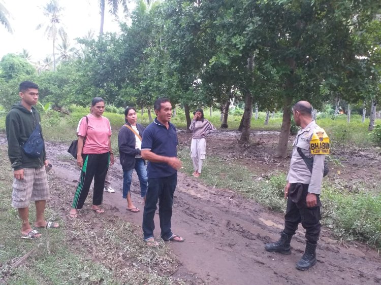 Bhabinkamtibmas Desa Namangkewa Ikut Monitoring Pembangunan Drainase dalam Rangka Pencegahan Banjir