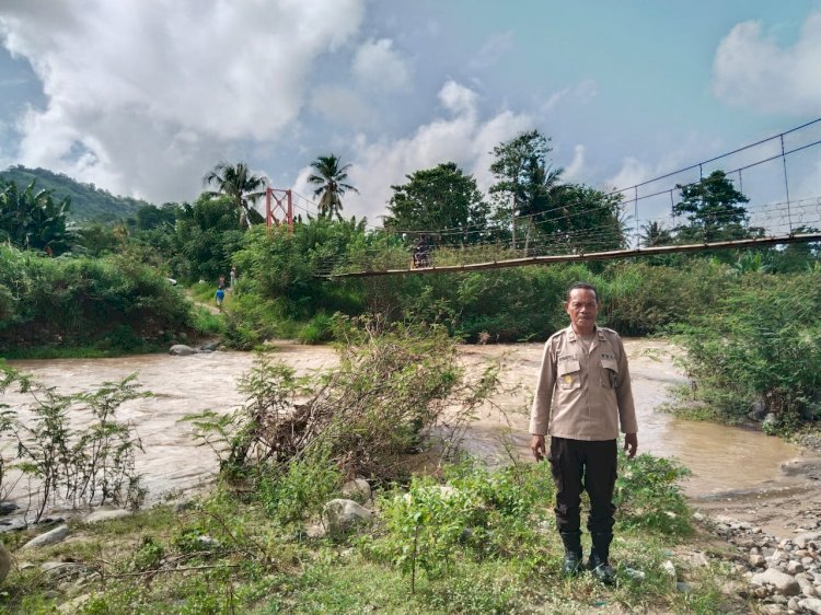 Kapolsek Paga Lakukan Patroli dan Monitoring Terkait Curah Hujan Tinggi di Wilayah Hukum Polsek Paga