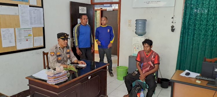 Peduli kepada Sesama, Kanit II SPKT Polres Sikka Antar Orang Terlantar Ke Kantor Dinas Sosial Kab.Sikka