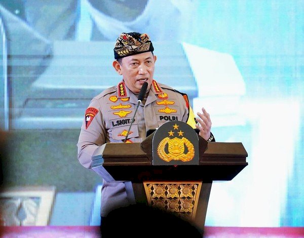 Kapolri Beri Penghargaan Casis Bintara Jari Putus Dibegal Masuk Bintara Polri