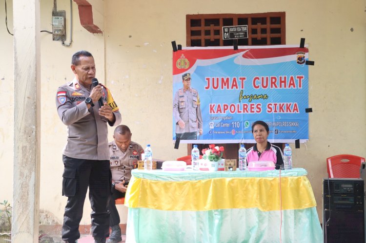 Kasat Binmas Polres Sikka Dengarkan Keluhan dan Masukan Masyarakat Desa Tebuk dalam Kegiatan Jumat Curhat