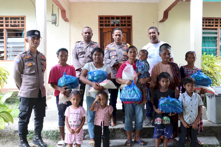 Kasat Binmas Polres Sikka Berikan Bantuan kepada Lansia dan Anak Stunting di Desa Tebuk