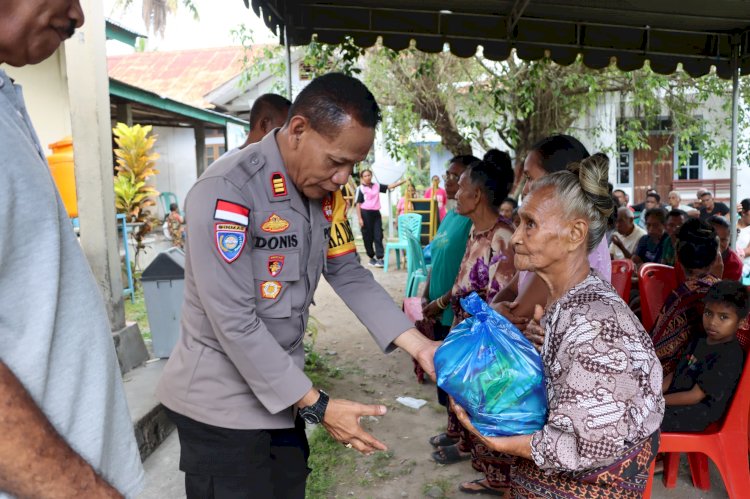 Kasat Binmas Polres Sikka Berikan Bantuan kepada Lansia dan Anak Stunting di Desa Tebuk