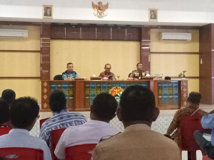 Bhabinkamtibmas Kota Uneng Hadiri Rapat Koordinasi Penanganan Kebersihan Lingkungan dan Ketertiban Umum di Kecamatan Alok.