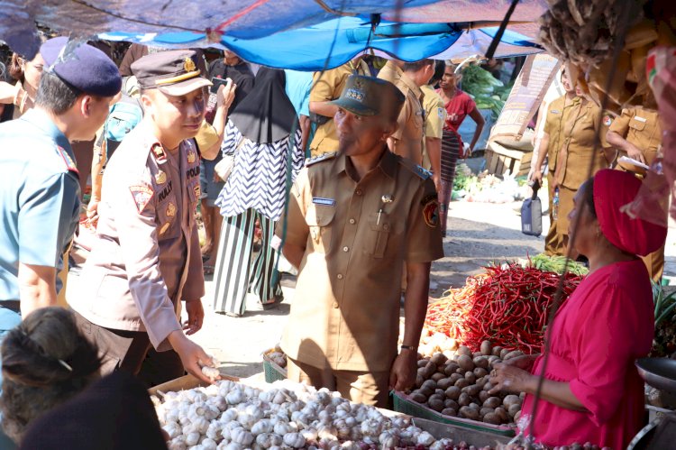 Wakapolres bersama Forkopimda Kabupaten Sikka laksanakan monitoring bahan kebutuhan pokok masyarakat di Pasar Alok Maumere