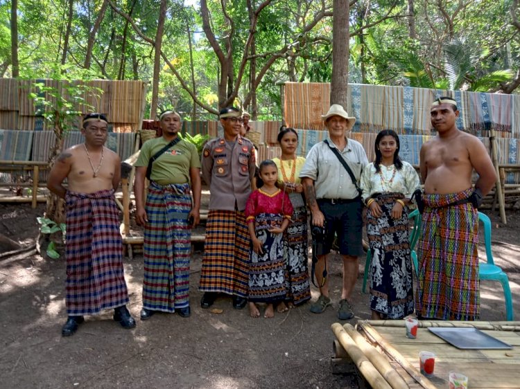 KEGIATAN KUNJUNGAN WISATAWAN DI SANGGAR NILO WATUBUAN BERJALAN LANCAR