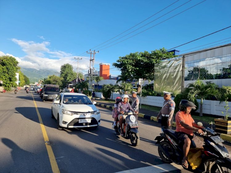 Personil Satlantas Polres Sikka Gelar Strong Point Pagi, Jamin Kelancaran Lalu Lintas