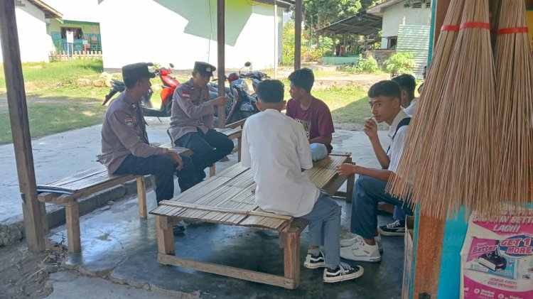 Anggota Satuan Binmas Polres Sikka Himbau Para Pelajar Untuk Menjaga Ketertiban Dan Keamanan