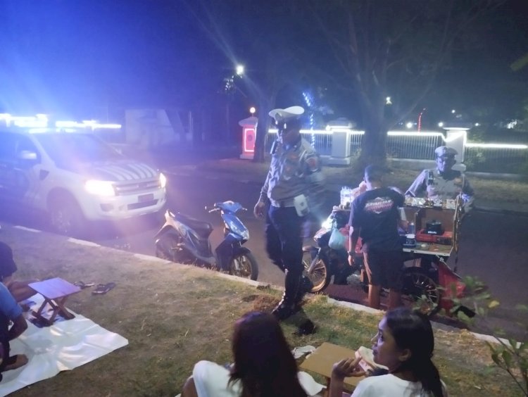 Patroli Malam Lampu Biru, Sat Lantas Polres Sikka Himbau Warga Untuk Menjaga Kamtibmas