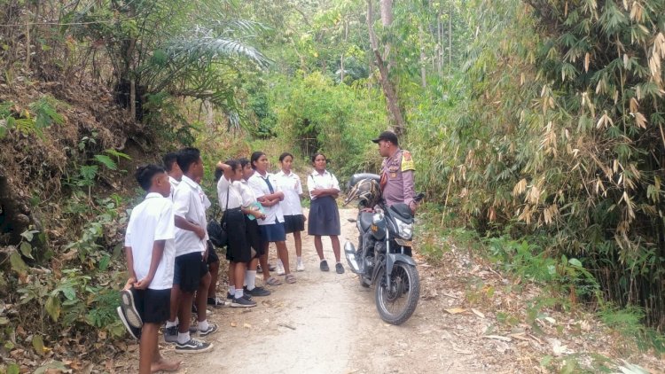 Temui Pelajar Saat Pulang Sekolah, Bhabinkamtibmas Polsek Nita Berikan Himbauan