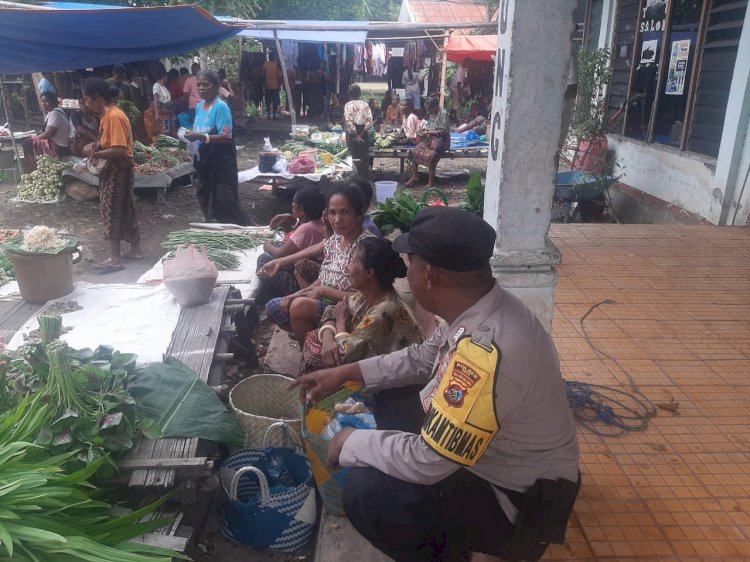 Sambang Pasar, Bhabinkamtibmas Polsek Waigete Lakukan Patroli dan Sampaikan Pesan Kamtibmas