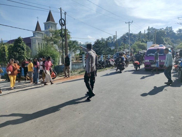 Piket Jaga Polsubsektor Lekebai Melaksanakan Patroli dan Pengaturan Lalin di Pasar Tradisional di wilayah Hukum Polsubsektor Lekebai, Polsek Paga, Polres Sikka.