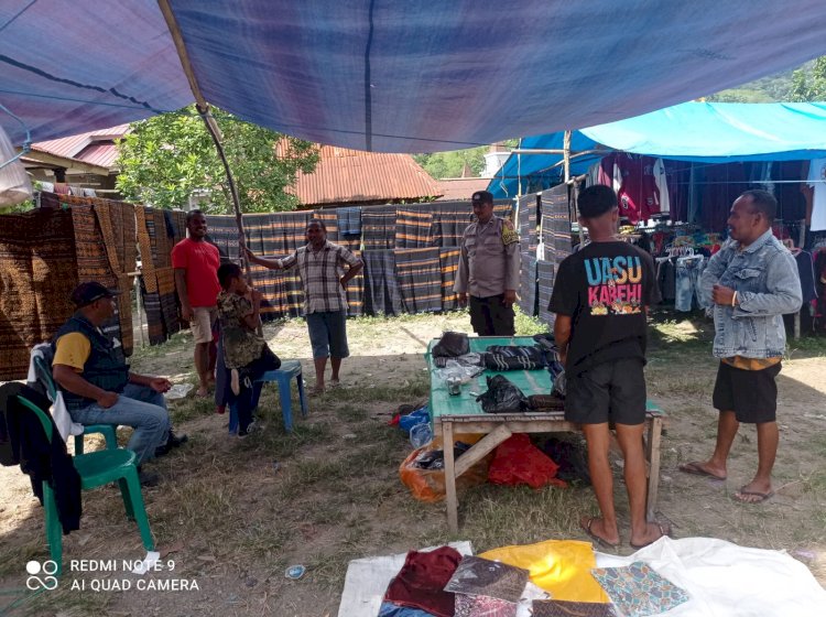 BHABINKAMTIBMAS PATROLI SAMBANG DI PASAR SAMPAIKAN PESAN KAMTIBMAS