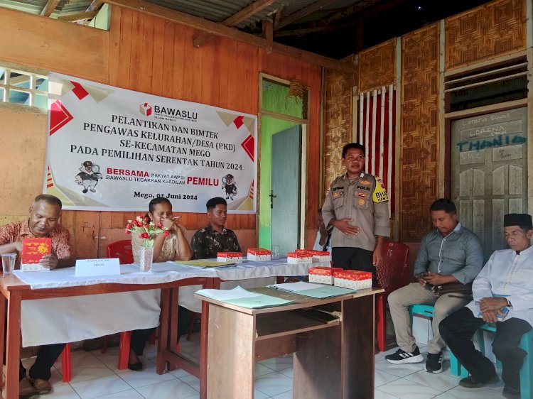 Bhabinkamtibmas Polsek Paga Bripka Egidus Funan Mengikuti Kegiatan Pelantikan Pengawasan Kelurahan Desa  ( PKD )  Tingkat Kecamatan Mego, di Desa Mbera, Kec. Mego, Kab. Sikka.