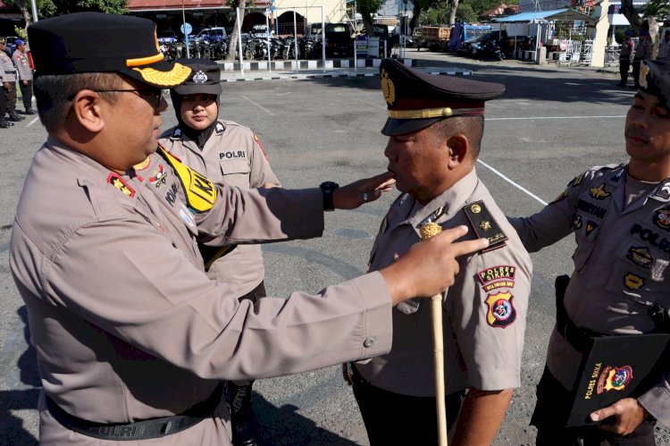 Kapolres Sikka Pimpin Upacara Kenaikan Pangkat untuk Kompol Margono, SE