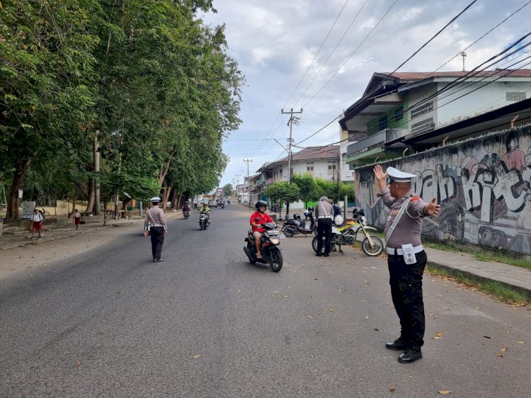 Sat Lantas Polres Sikka Melaksanakan Pengaturan Lalu Lintas ( Strong Point Pagi ), Penertiban Ranmor dan Patroli Sepeda Motor