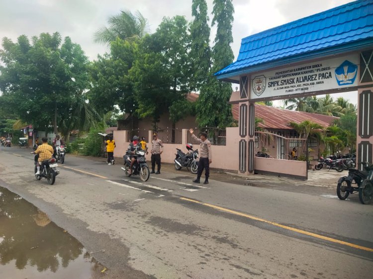 Polsek Paga Melaksanakan Kegiatan Strong Point Di Jalur Perkantoran Dan Sekolah