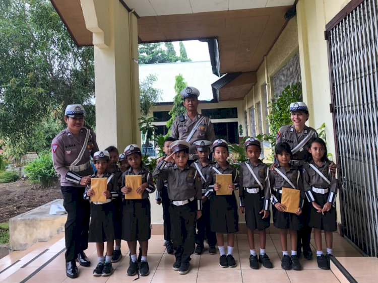 Pelaksanaan kegiatan Polisi Cilik (Pocil) di TKK SANG TIMUR MAUMERE. Oleh Unit Kamsel Sat Lantas Polres Sikka