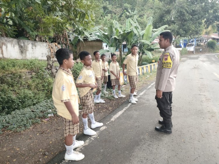 Kegiaatan Patroli Sambang ke sekolah  SMP Pancasila Lekebai Dilakukan Oleh Bhabinkamtibmas di Desa Mbera, Kec. Mego, Kab. Sikka