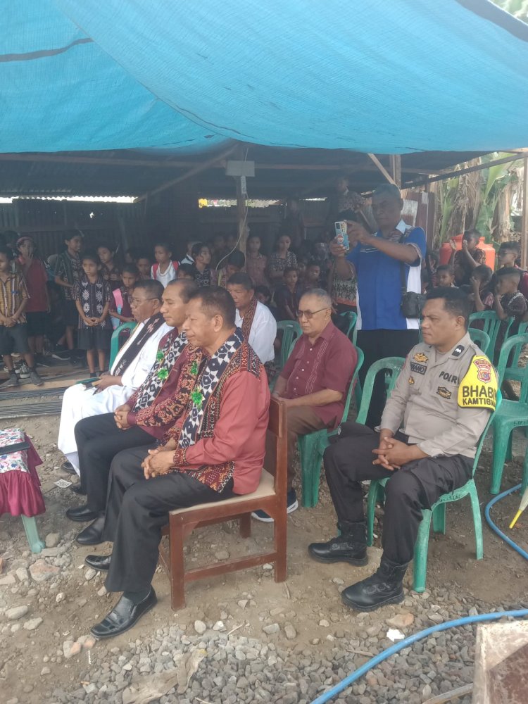 Kanit Sabhara Lela AIPDA I Nengah Mertayasa bersama Bhabinkamtibmas AIPDA Adrianus Nonte menghadiri dan Pam Kegiatan Peletakan Baru Pertama Pembangunan SDK Lela