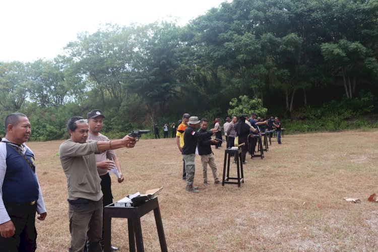 Latihan Menembak Polres Sikka dan Aliansi Wartawan Sikka Sambut Hari Bhayangkara ke-78