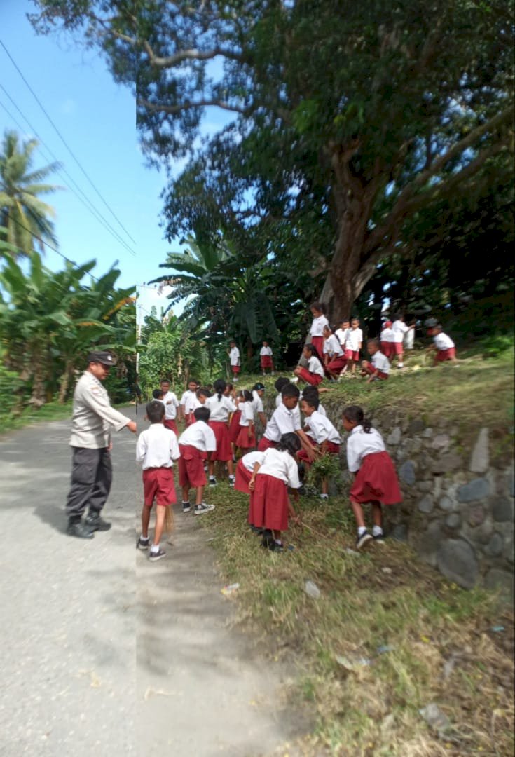 AIPTU Abas Abdurachman Anggota Polsek Lela Melaksanakan Kegiatan Strong Point Di Jalur Jalan Perkantoran dan Sekolah