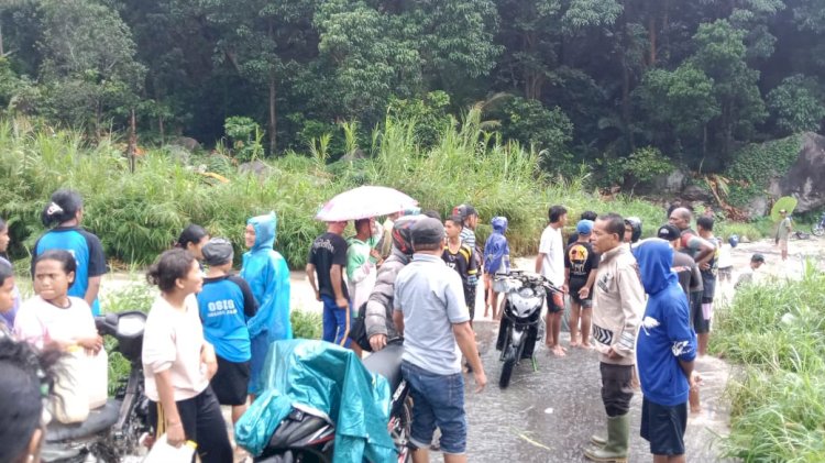 Kapolsek Paga IPTU DONATUS PARU melakukan pemantauan situasi dan kondisi masyarakar terkait cuaca Ekstream yang terjadi di wilayah hukum Polsek Paga