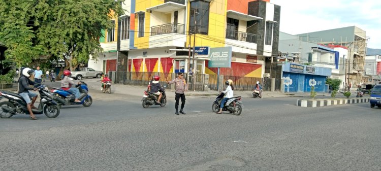 Hadirkan Rasa Aman Bagi Pengguna Jalan, Polres Sikka dan Polsek Jajaran Laksanakan Pengaturan Lalu Lintas Pagi Hari