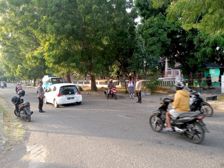 Hadirkan Rasa Aman Bagi Pengguna Jalan, Polres Sikka dan Polsek Jajaran Laksanakan Pengaturan Lalu Lintas Pagi Hari