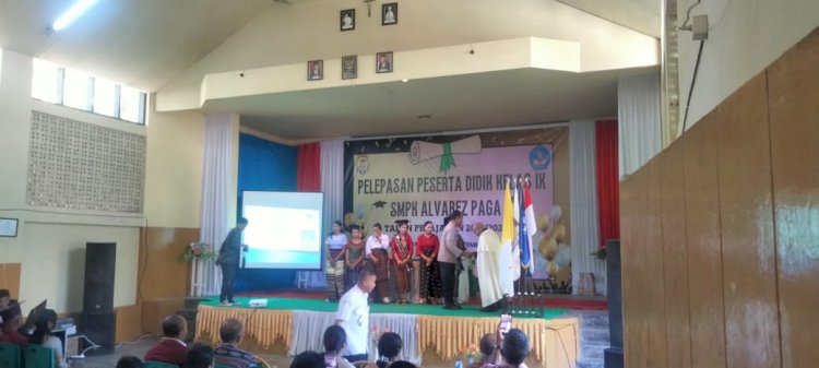 KAPOLSEK PAGA MELAKUKAN PEMANTAUAN SITUASI DAN KONDISI PELEPASAN SISWA SISWI SMPK ALVARES PAGA